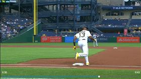 ▲海盜新秀海斯（Ke'Bryan Hayes）漏踩一壘，全壘打變出局。（圖／翻攝自海盜推特）