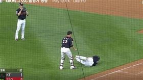 ▲KT巫師姜白虎倒地被張成宇踹一腳。（圖／截自KBO官網）