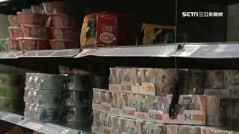 到超商店員家作客！他見泡麵櫃驚呆