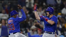 ▲芝加哥小熊內野手Patrick Wisdom開轟與三壘指導員擊掌。（圖／美聯社／達志影像）