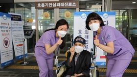 ▲韓國106歲老奶奶確診新冠肺炎後康復出院。（圖／首爾中央醫院提供）
