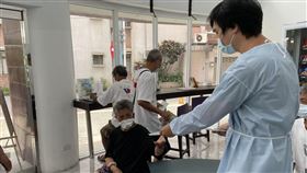 新北市街友外展中心社工每天晚上查房並量測體溫（圖／新北市社會局提供）