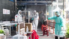 陸軍33化學兵群執行台北市某電視台消毒作業（圖／軍聞社提供）