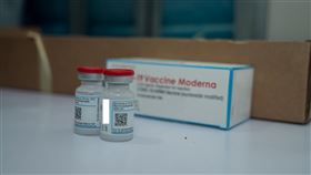 首批Moderna疫苗15萬劑已於5月28日抵達台灣，完成通關程序後，運送至指定冷儲物流中心進行後續檢驗封緘作業。(CDC提供)