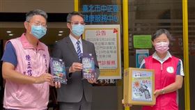 ▲發明人黃致傑(中)，徐立信議員(左)，今6/7日捐贈病不毒空氣濾網給台北市健康服務中心，由張惠美主任(右)代表領取。（圖／業者提供）