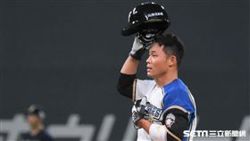 ▲王柏融敲出安打上壘。（圖／記者王怡翔攝影）