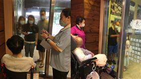 安寧病房病人隔玻璃窗和家人道別（圖／翻攝自台中慈濟醫院臉書）