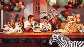 陳鎮川和老公Darren幫小孩「陳陳」舉辦百日宴。（圖／翻攝自J'ADORE 夏朵創意行銷臉書）