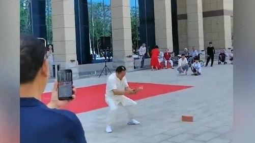 氣功大師表演頭劈磚　被主持人害慘了