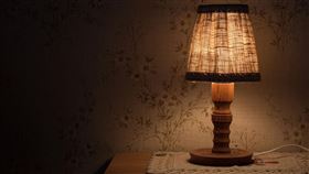 在擺放檯燈時，有許多眉角要注意，否則一不小心，會造成自己與家人運勢下滑。（圖／翻攝自pixabay） 
