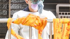 疫情延燒  員警篩檢站執勤（2）因應武漢肺炎（2019冠狀病毒疾病，COVID-19）本土疫情持續延燒，全國疫情進入第3級警戒，員警也穿上防護衣、戴上口罩與護目鏡，在篩檢站執行勤務。中央社記者鄭清元攝  110年5月27日