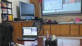 爆怨2公社／陪女兒視訊上課！她目睹過程看傻　網笑：小學生日常（圖／翻攝自爆怨２公社）