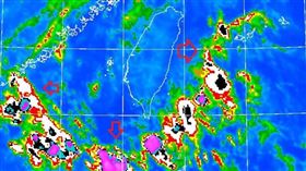 氣象局局長鄭明典臉書發文，目前台灣對流環繞。（圖／翻攝自鄭明典臉書）