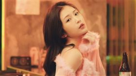 雞排妹洋裝超短，露出半粒屁股，十分性感。（圖／翻攝自鄭家純IG）