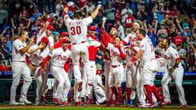 ▲費城人新秀威廉斯（Luke Williams），生涯首轟是再見全壘打。（圖／翻攝自費城人推特）