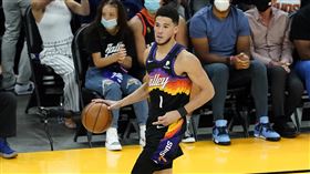 ▲布克（Devin Booker）攻下全隊最高18分，太陽2連勝金塊。（圖／美聯社／達志影像）