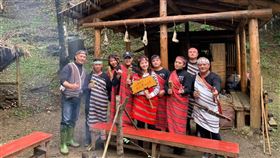 小黎與樂水部落族人合影