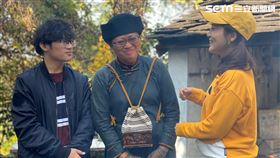 靈媒結束儀式後走出祖靈屋與主持人互動跟在儀式上嚴肅的性格截然不同