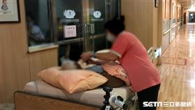 安寧患者隔窗見家屬／台中慈濟提供