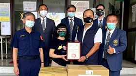 口罩,面罩,樹林分局,警察,值勤,扶輪社,新北。(圖/翻攝畫面)