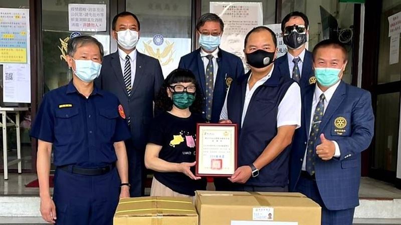 艱難時刻見溫暖　力挺員警贈口罩面罩