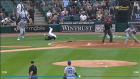 ▲白襪強打阿布瑞尤（Jose Abreu）被主審拋出的球棒擊中。（圖／翻攝自白襪推特）