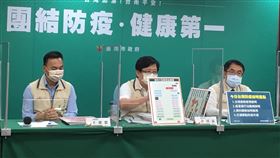 台南市宣布放寬返鄉車票退票獎勵申請條件台南市長黃偉哲（右）等人下午在市府防疫記者會中表示，端午節假期將近，為減少旅外市民返鄉可能造成疫情擴散，台南市除加強各交通節點防疫，並加碼放寬車票退票獎勵金申請條件。（台南市政府提供）中央社記者楊思瑞台南傳真  110年6月8日