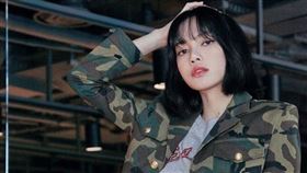 BLACKPINK成員 LISA 代言的 CELINE TRIOMPHE系列。（圖／lalalalisa_m IG）