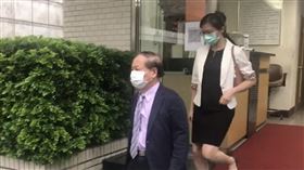 ▲好心肝診所負責人許金川抵達台北市調查處。（圖／翻攝畫面）