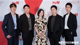 《機智醫生生活：第2季》左至右 柳演錫  金大明 田美都 曹政奭 鄭敬淏[2758]（圖 Netflix提供）