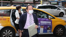 好心肝診所案　檢調約談許金川台北市好心肝診所施打疫苗案，台北地檢署10日簽分他字案偵辦，指揮調查局等單位組成專案小組偵辦，好心肝基金會董事長許金川（前）等人傍晚抵達台北市調查處接受約談。中央社記者林長順攝　110年6月10日