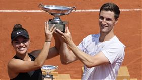 ▲索茲柏瑞（Joe Salisbury）和柯拉芙琪珂（Desirae Krawczyk）拿下法網混雙冠軍。（圖／美聯社／達志影像）