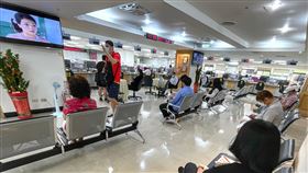 戶政事務所臨櫃辦理民眾保持社交距離國內COVID-19（2019冠狀病毒疾病，武漢肺炎）疫情嚴峻，全國疫情警戒第3級延長至28日止，8日台北市戶政事務所臨櫃辦理的民眾仍多，配合防疫，民眾盡量保持安全社交距離。中央社記者王飛華攝  110年6月8日