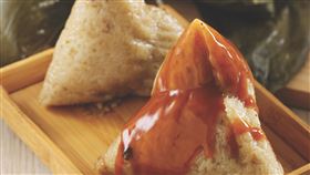 ▲古早味十足的東坡肉粽，隨著現代人健康意識抬頭，改為瘦肉較多的後腿肉。（圖／王士豪提供）