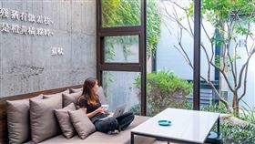 ▲半露天的沙發區，讓人想要賴著不走。（圖／黃基峰提供）