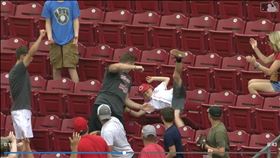 ▲小球迷外野看台美技接到全壘打球。（圖／翻攝自紅人推特）