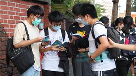 國中會考登場　考生把握時間複習國中教育會考15日登場，因應武漢肺炎（2019冠狀病毒疾病，COVID-19）疫情，試場祭出多項防疫措施。考生在考前把握時間加強複習。中央社記者謝佳璋攝　110年5月15日