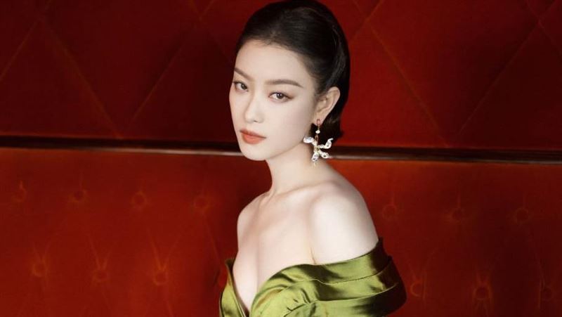 她紅毯突蹲下　飽滿雙峰倒出嚇壞男伴