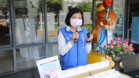 親近家人施打疫苗  張麗善：降低防疫指揮官風險雲林縣長張麗善11日在臉書發文表示，感謝中央指揮中心，讓防疫人員親近的家人可以施打疫苗，避免疫情擴散，讓站在前線的防疫人員沒有後顧之憂，願意為守護鄉親衝鋒陷陣全力以赴，基於專業考量，沒有特權也沒有插隊，主要目的是將指揮官的風險降到最低，讓指揮官能保持最佳狀況繼續為大家服務。（雲林縣政府提供）中央社記者蔡智明傳真  110年6月11日