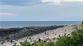  爆怨2公社／淡水海邊擠滿人！他質疑「沒有封鎖、偷跑進去」。（圖／翻攝自爆怨2公社）