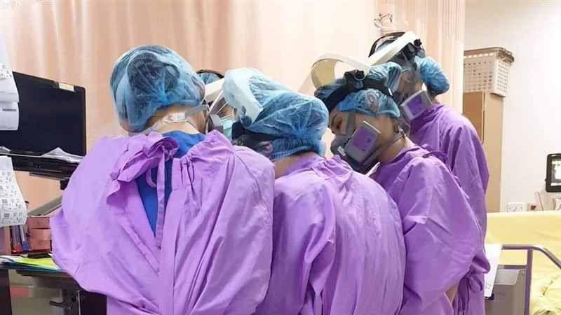 8旬染疫翁放棄急救　醫護面罩下淚崩