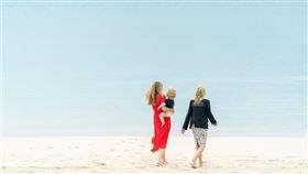 在七大工業國集團峰會前夕，拜登伉儷與英國首相強生夫婦見面，美國第一夫人吉兒（右）穿上背後印有「愛」（LOVE）字的黑色外套，明確表達心意。圖左為強生妻子席孟茲抱著兒子。（圖／翻攝自twitter.com/flotus）
