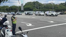 10部轎車貼上「給我疫苗」海報，並繞行總統府抗議。（圖／翻攝畫面）