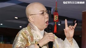 恆述法師和解張菲過年團圓，與費玉清一吻泯恩仇曝「後悔封麥」。（記者邱榮吉/攝影）