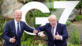在G7峰會前夕，英國首相強生（右）10日與美國總統拜登（左）首度舉行面對面會談。（圖／翻攝自facebook.com/borisjohnson）
