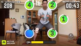 ▲型男主播王顯瑜在家用APP運動（圖／ginobagel IG授權）