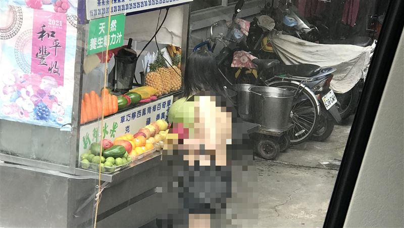 台中裸女無罩逛大街　網：有這麼熱？