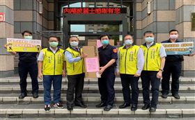 內湖警友會與企業界共同捐贈，斥資百萬紫外線消毒燈加持，內湖波麗士科技防疫再升級。圖為內湖分局分局長王寶章(右四)接受警友會陳主任啓宏(左三)、副主任莊文欽(左二)副主任王錦寶(右三)及副主任蔡健雄(右二)防疫物資儀式合影（圖／翻攝畫面）