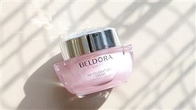 ▲面對視訊會議的素顏尷尬，許多網友力推「只要10秒鐘立刻擁有好氣色」的秘密武器「粉鑽瓶」。（圖／品牌提供）