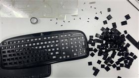 居家防疫好無聊？他拆洗鍵盤又打蠟　網一看膜拜：真的很閒（圖／翻攝自爆廢公社公開版）